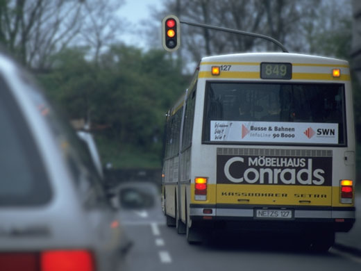 Bus mit Warnblinklicht